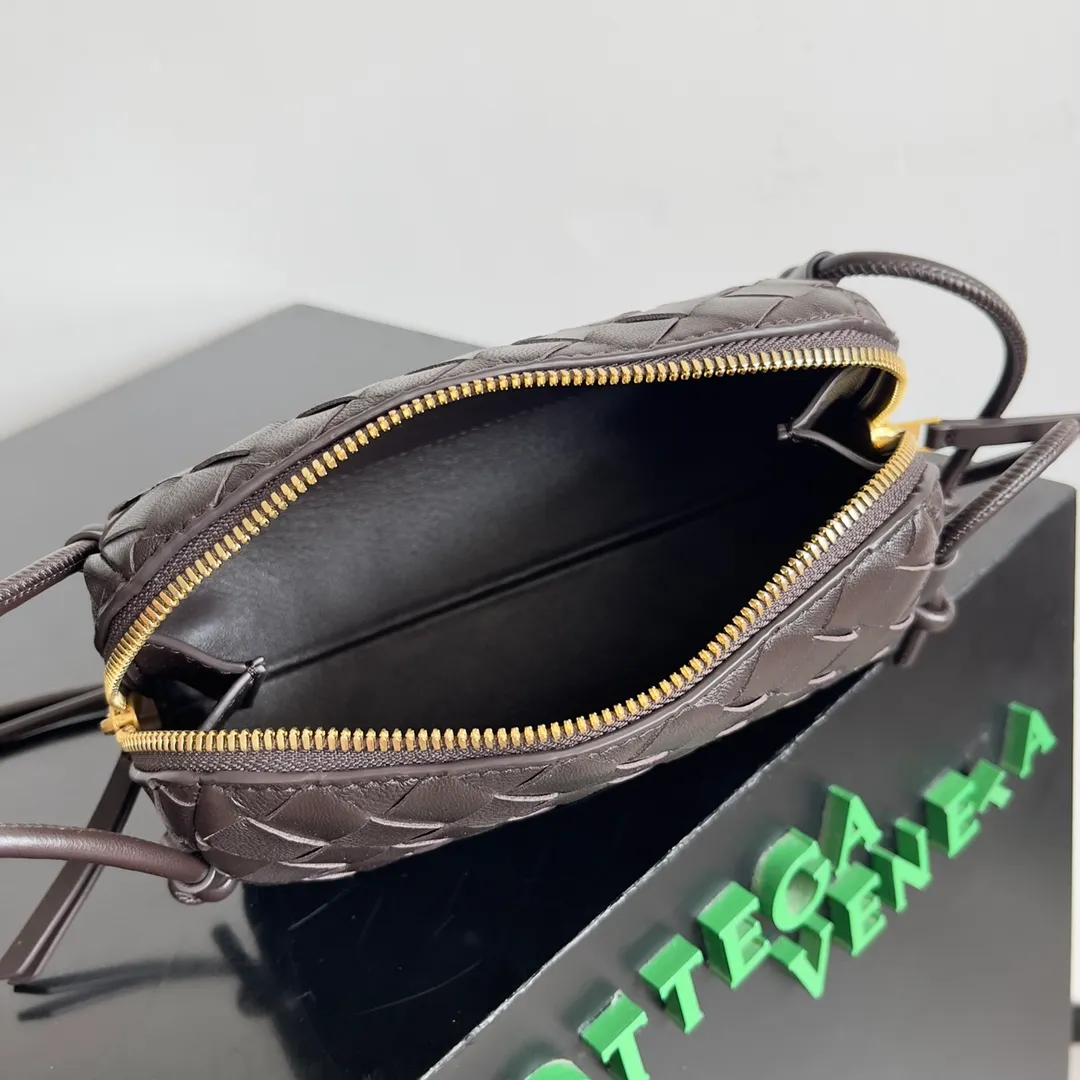 Batch 1260 BV new mini bag ceiling Bottegaveneta new Concert Pouch bag is small and has a large capacity. It can hold a Pro max mobile phone. The shoulder strap is adjustable for cross-body carry. It is very cost-effective when carried on one shoulder. The latest small bag in autumn has a lot of capacity. It can hold 4 short clips. I also tried it and it can hold one of my fists. It is cute, the capacity is touching and the length of the shoulder strap is adjustable for daily commuting. Full score 10 #bv woven bag Style number: 794258 Size: 18.5*11.5*8.5cm